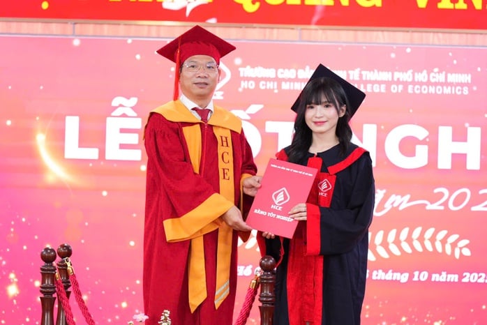 Người học vượt, người học muộn, 2 tân cử nhân