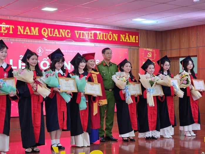 Người học vượt, người học muộn, 2 tân cử nhân