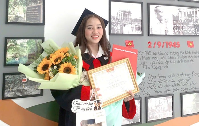 Người học vượt, người học muộn, 2 tân cử nhân
