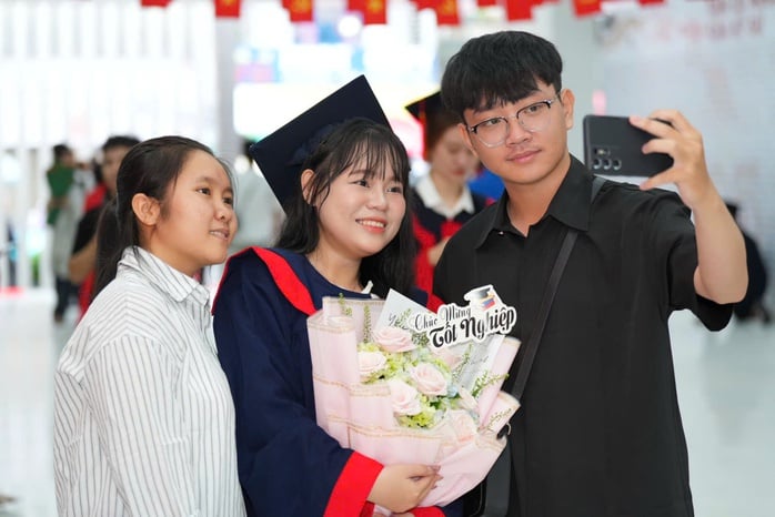 Người học vượt, người học muộn, 2 tân cử nhân
