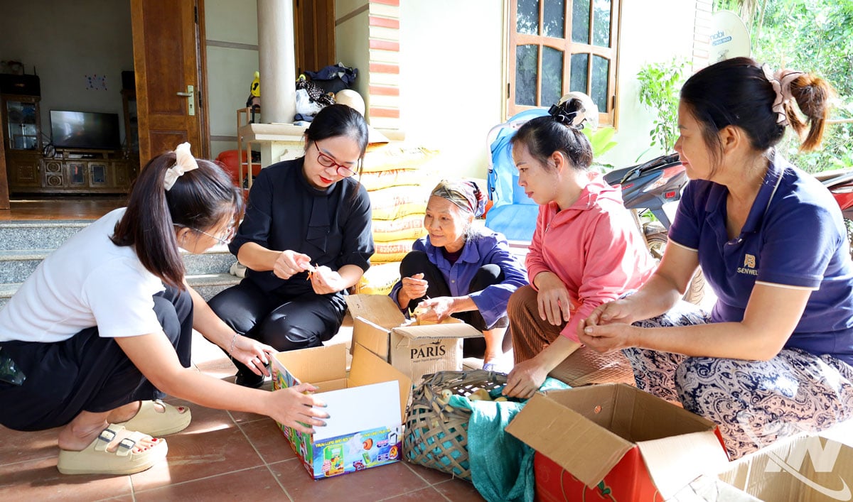 Cán bộ Trung tâm Giáo dục nghề nghiệp - Giáo dục thường xuyên Chợ Mới hướng dẫn người dân xã Tân Kỳ tiêm vắc-xin cho gà tại lớp dạy nghề ngắn hạn