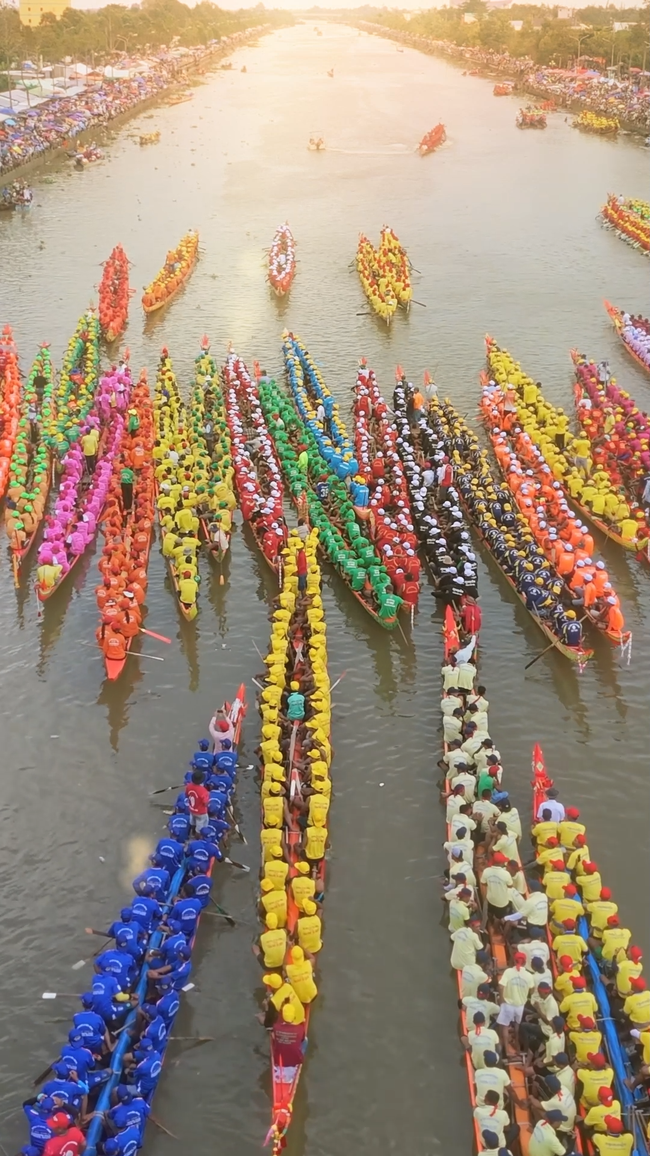 ”Ngo Boat Racing Festival i Soc Trang – Flodens färger”: Byns själ i festivaltrummornas takt - Foto 1. “Lễ hội Đua Ghe Ngo Sóc Trăng – Sắc màu của sông nước”: Linh hồn phum sóc trong nhịp trống hội - Ảnh 1.