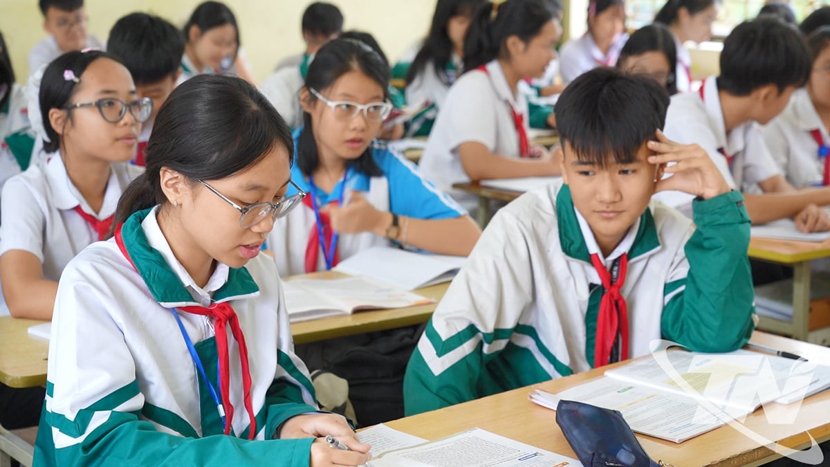 Elever på Hoang Van Thu Secondary School övar spelet Snabba frågor, snabba svar.