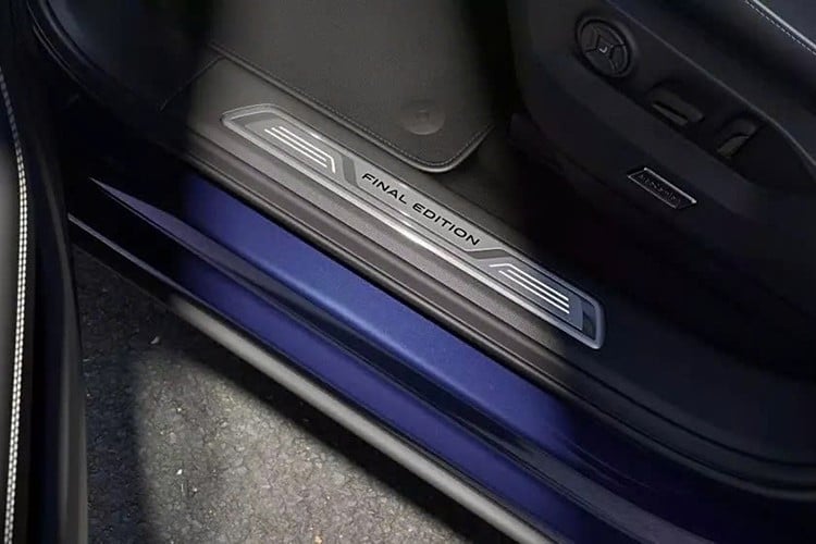 R Hybrid รุ่นท็อปสุดผสานรวมอุปกรณ์ชั้นเลิศไว้ด้วยกันอย่างลงตัว ทั้งล้อขนาด 22 นิ้วพร้อมคาลิปเปอร์เบรกสีฟ้า และระบบส่งกำลังไฮบริดปลั๊กอินที่ทรงพลังที่สุดในกลุ่ม ระบบส่งกำลังนี้ให้กำลังสูงสุด 456 แรงม้า และแรงบิดสูงสุด 700 นิวตันเมตร 17.jpg