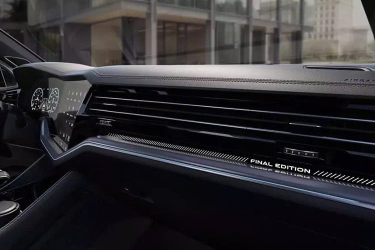 Volkswagen Touareg Final Edition จะวางจำหน่ายจนถึงเดือนมีนาคม 2026 ในเยอรมนี ราคาเริ่มต้นที่ 75,025 ยูโร (ประมาณ 87,500 ดอลลาร์สหรัฐ) และสูงถึง 103,005 ยูโร (ประมาณ 120,000 ดอลลาร์สหรัฐ) สำหรับรุ่น R Hybrid เช่นเดียวกับ Phaeton ซีดานหรูที่เลิกผลิตไปแล้ว Touareg ยังเป็น “ผลงาน” ของประธาน Ferdinand Piëch อีกด้วย 15.jpg