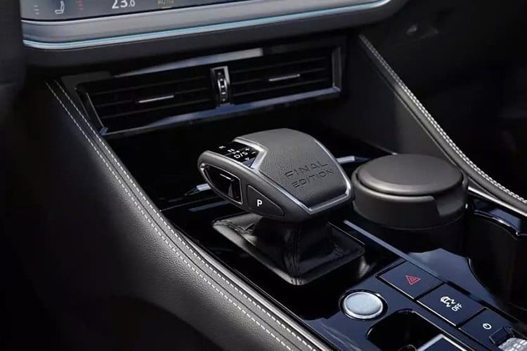 นอกจากการช่วยให้โฟล์คสวาเกนขยายธุรกิจสู่กลุ่มรถ SUV ระดับพรีเมียมแล้ว Touareg ยังร่วมทุนพัฒนากับ Cayenne ซึ่งมีส่วนสำคัญในการเปิดตัวรถรุ่น High-Riding รุ่นแรกในประวัติศาสตร์ของปอร์เช่ จนถึงปัจจุบัน โฟล์คสวาเกนมียอดขาย Touareg มากกว่า 1.2 ล้านคัน ซึ่งรวมถึงรถยนต์เจเนอเรชันแรก 471,000 คัน (ปี 2002–2009) รถยนต์เจเนอเรชันที่สอง 483,000 คัน (ปี 2010–2018) และรถยนต์เจเนอเรชันที่สาม 265,000 คัน (ปี 2018–2026) 14.jpg