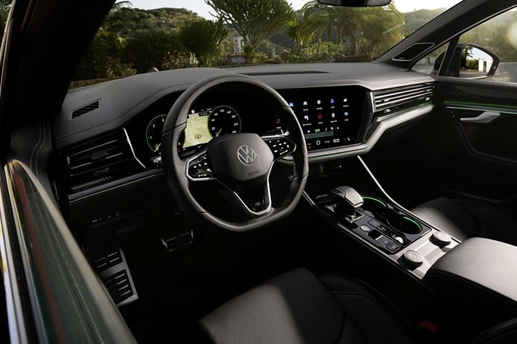 Volkswagen Touareg รุ่นปัจจุบันใช้แพลตฟอร์มทางเทคนิคร่วมกับ Audi Q7, Audi Q8, Porsche Cayenne, Bentley Bentayga และ Lamborghini Urus แต่กลับไม่ได้รับความนิยมเท่ารุ่นพี่ นี่อาจเป็นหนึ่งในเหตุผลที่ Volkswagen ตัดสินใจยุติการผลิต 6-6759.jpg