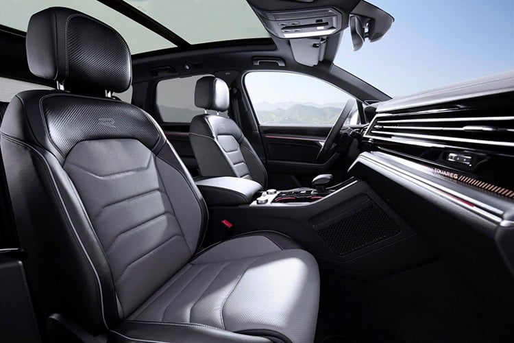 Volkswagen Touareg มีช่วงเวลาที่น่าจดจำมากมายตลอดเส้นทาง: ในปี 2005 รถต้นแบบ Stanley Touareg คว้าชัยชนะในการแข่งขันรถยนต์ขับเคลื่อนอัตโนมัติข้ามทะเลทรายเนวาดา ในปี 2006 Touareg รุ่นผลิตจริงที่ขับเคลื่อนด้วยเครื่องยนต์ดีเซล V10 TDI ประสบความสำเร็จในการลากเครื่องบินโบอิ้ง 747 ซึ่งพิสูจน์ให้เห็นว่าแรงบิดไม่ได้เป็นเพียงแค่ลูกเล่น 5-3468.jpg