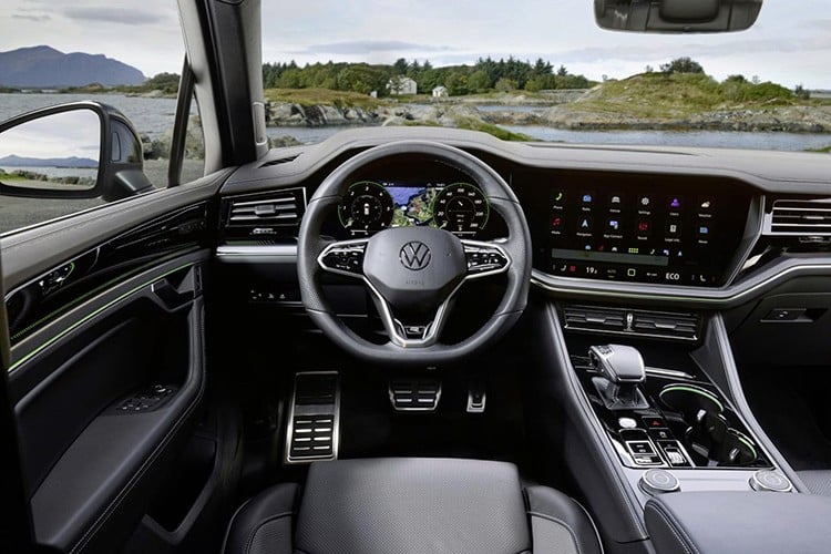 ในปี 2011 รถโฟล์คสวาเกน ทูอาเร็ก ที่ใช้เครื่องยนต์ดีเซล V6 TDI ได้ขับจากอาร์เจนตินาไปยังอลาสกา ระยะทาง 22,750 กิโลเมตร ภายในเวลาไม่ถึง 12 วัน ตั้งแต่ปี 2009 ถึง 2011 ทูอาเร็ก รุ่นสำหรับการแข่งขัน ได้คว้าชัยชนะในการแข่งขันดาการ์แรลลี่ถึงสามสมัยติดต่อกัน 4-1516.jpg