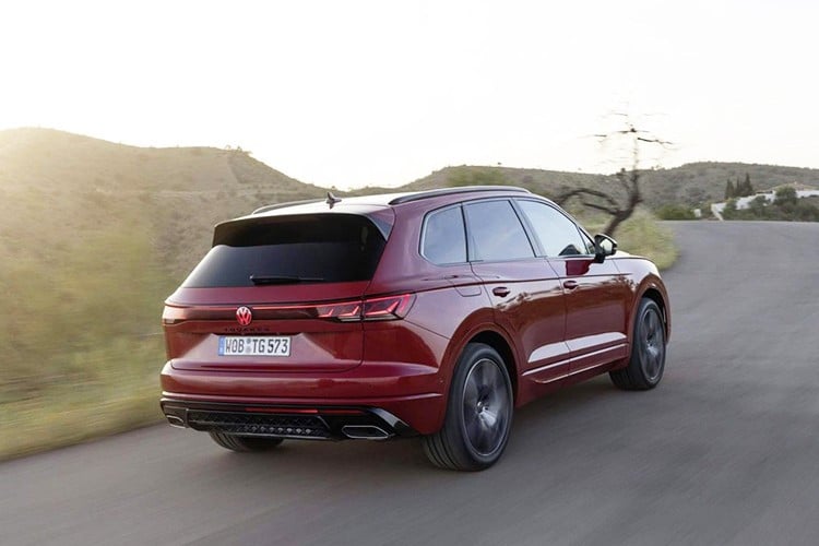 โฟล์คสวาเกนยังไม่ยืนยันการเปิดตัว Touareg รุ่นใหม่ แต่ชื่อรุ่นอาจกลับมาในรูปแบบไฟฟ้าอีกครั้ง รายงานล่าสุดระบุว่า Touareg รุ่นใหม่อาจเปิดตัวราวปี 2029 โดยจะเป็น SUV รุ่นเรือธงในกลุ่มรถยนต์ไฟฟ้าของโฟล์คสวาเกน และอาจเป็นรุ่นแรกที่ใช้แพลตฟอร์ม SSP ใหม่ล่าสุดของบริษัท 2-7302.jpg