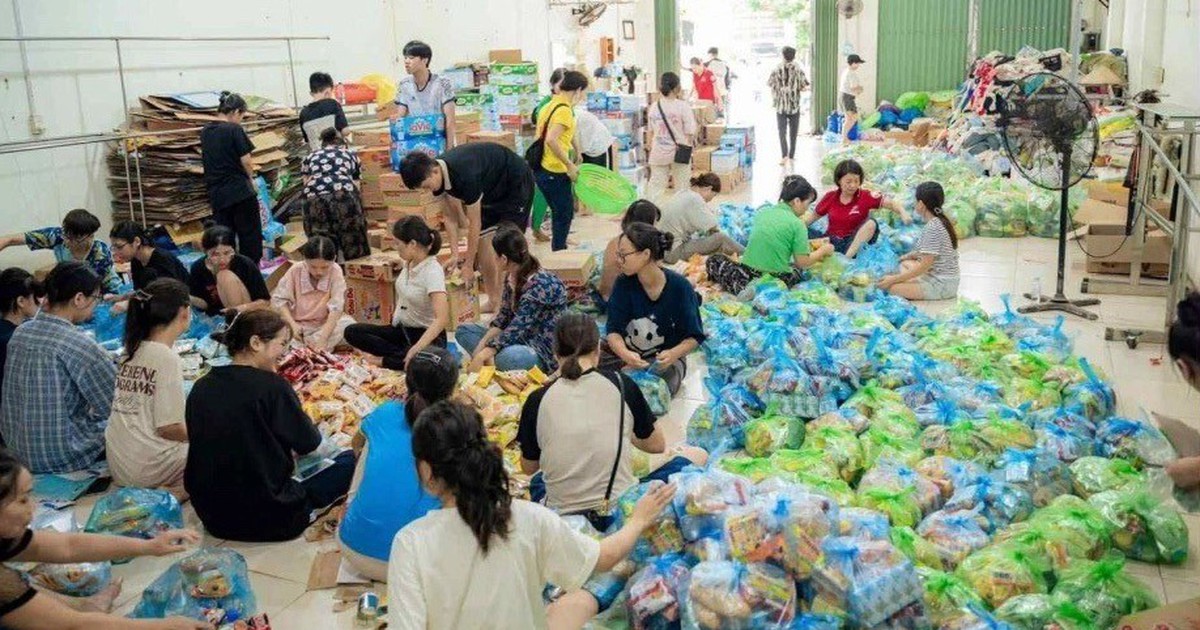 Tình người - ngọn lửa không bao giờ tắt giữa cơn lũ lịch sử