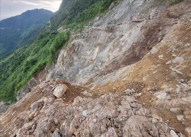 Sạt lở trên cao tốc La Sơn - Túy Loan, các phương tiện lưu thông theo Quốc lộ 1