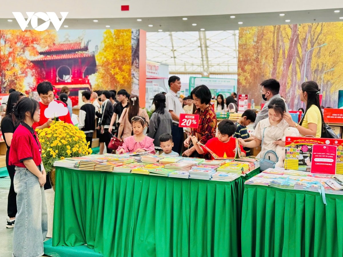 Dong dao du khach den hoi cho mua thu 2025 trong ngay dau mo cua hinh anh 3