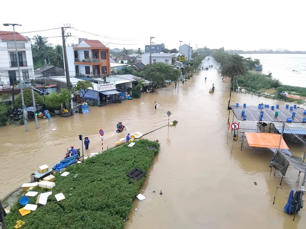 ផ្សារត្រី Thanh Ha (សង្កាត់ Hoi An Tay ទីក្រុង Da Nang) ត្រូវបានជន់លិច។