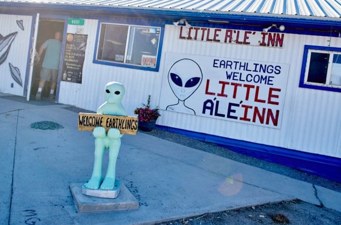 ภายนอกของร้าน Little A'Le'Inn ได้รับการตกแต่งด้วยรูปภาพของมนุษย์ต่างดาวมากมาย