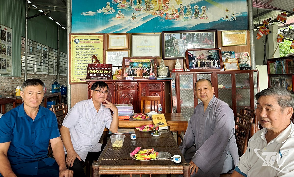 El autor trabaja con el venerable Thich Phuong Huyen.