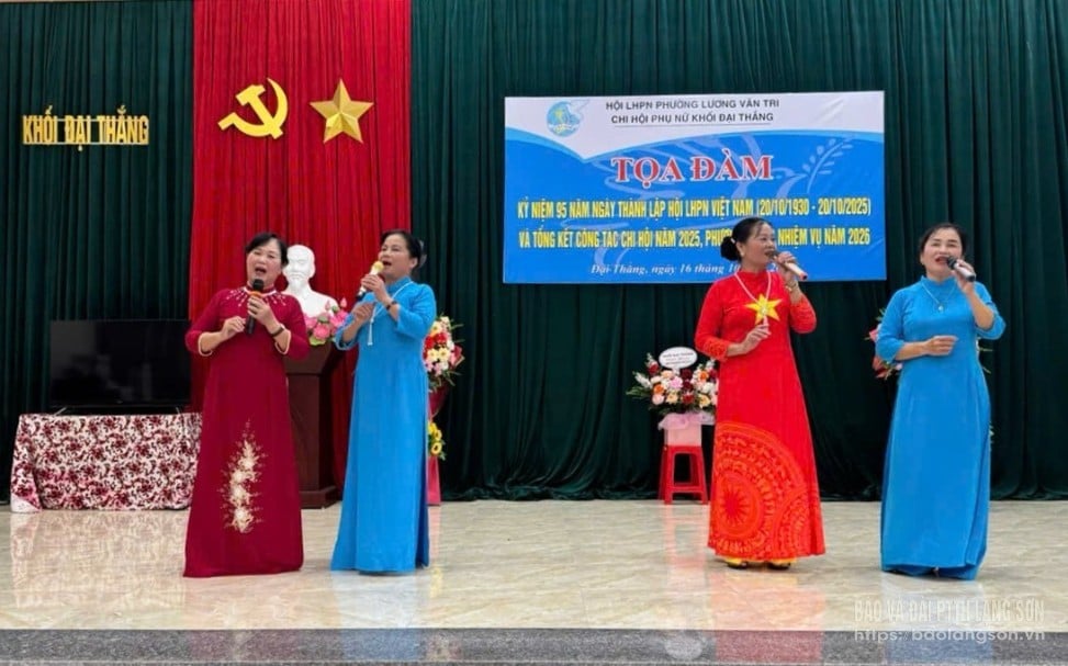 Leden van het Dai Thang Mass Arts Team, Luong Van Tri Ward, traden op in het discussieprogramma op de oprichtingsdag van de Vietnam Women's Union (20 oktober)