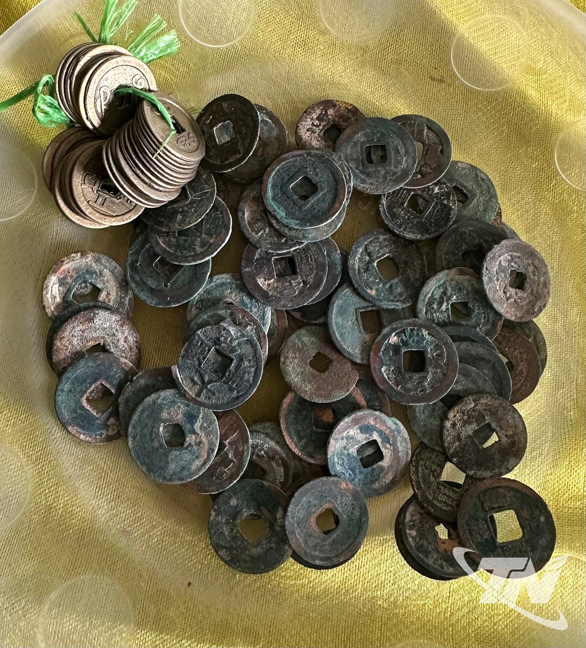 Monedas antiguas conservadas en la casa comunal de Van Giap.