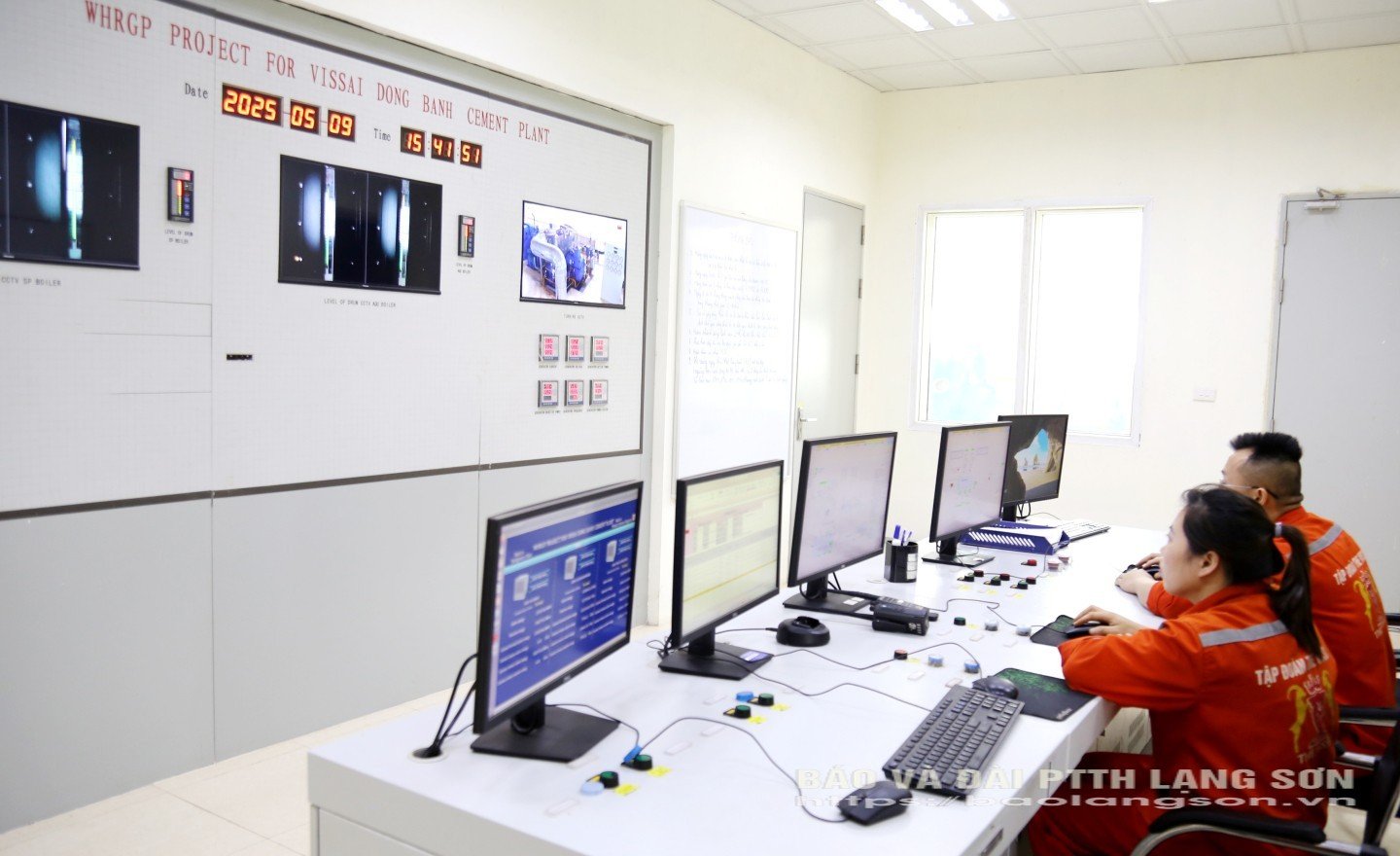 Medewerkers van de afdeling Elektromechanica van Dong Banh Cement Joint Stock Company controleren het elektriciteitsverbruik via het beheersysteem.