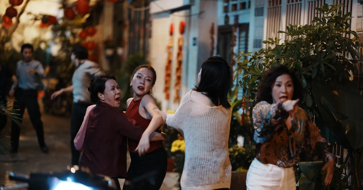 "Cục vàng của ngoại" 2 tuần liên tiếp dẫn đầu phòng vé