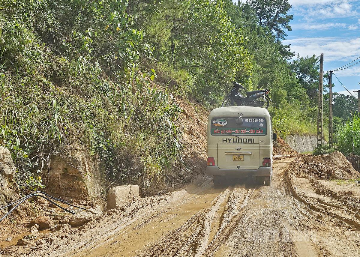 A Estrada Provincial DT.177, o trecho que conecta a comuna de Hoang Su Phi com a comuna de Xin Man e faz fronteira com a comuna de Pa Vay Su, está atualmente seriamente degradada.