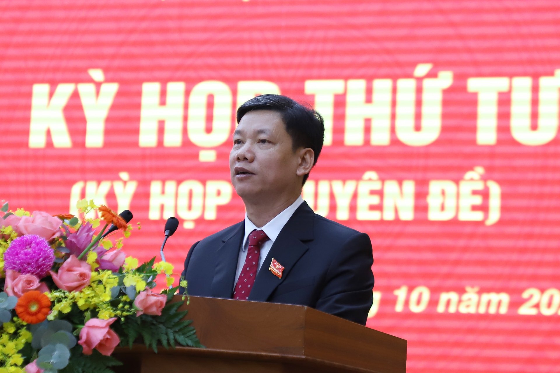 Direktøren for Lam Dongs innenriksdepartement, Do Van Chung, presenterte forslaget om å velge et ekstra medlem av den provinsielle folkekomiteen for herr Phan Nguyen Hoang Tan.