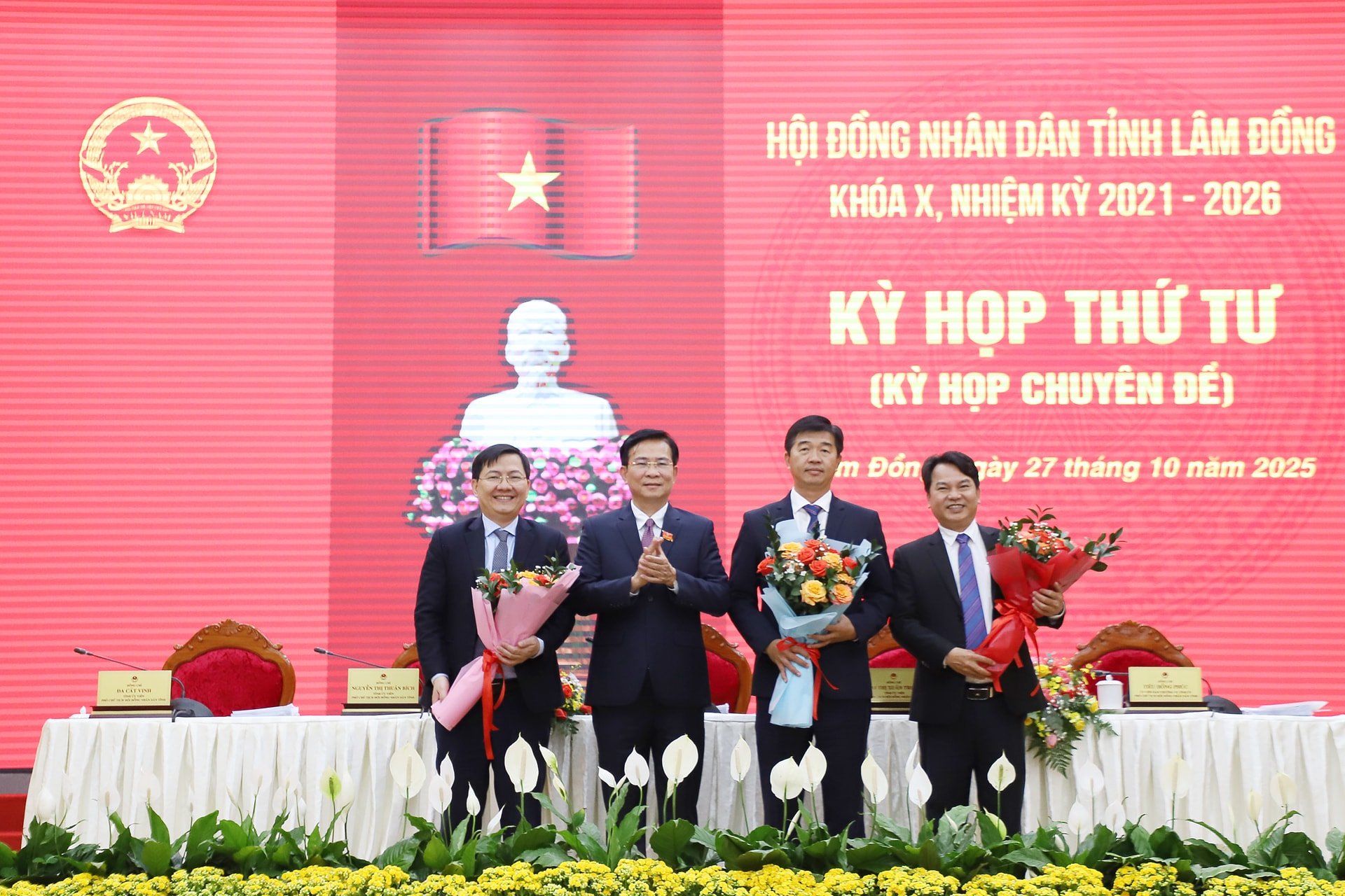 Kamerat Ho Van Muoi, visesekretær i den provinsielle partikomiteen og leder av Lam Dongs provinsielle folkekomité, overrakte blomster til herr Phan The Hanh (venstre) og herr Nguyen Nhan Ban (høyre).