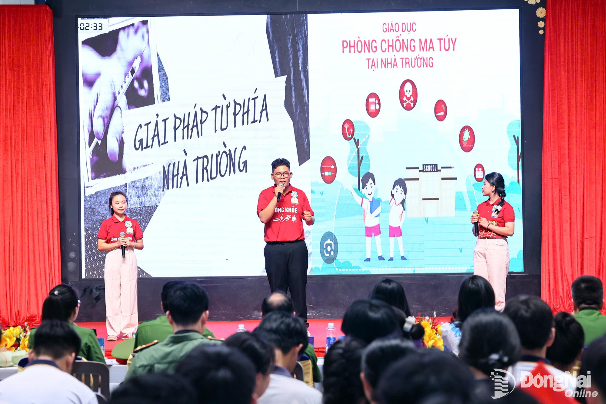 Elever från Dong Phu High School framför en propagandascen om drogers skadliga effekter i skolor. Foto: Cong Nghia