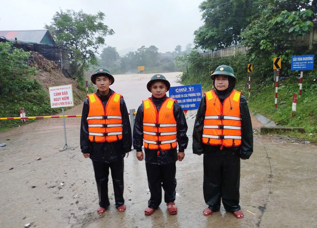Gränsbevakningsstyrkor i Quang Tri upprättade kontrollpunkter för att garantera säkerheten vid utloppet på riksväg 15D - Foto: Medarbetare