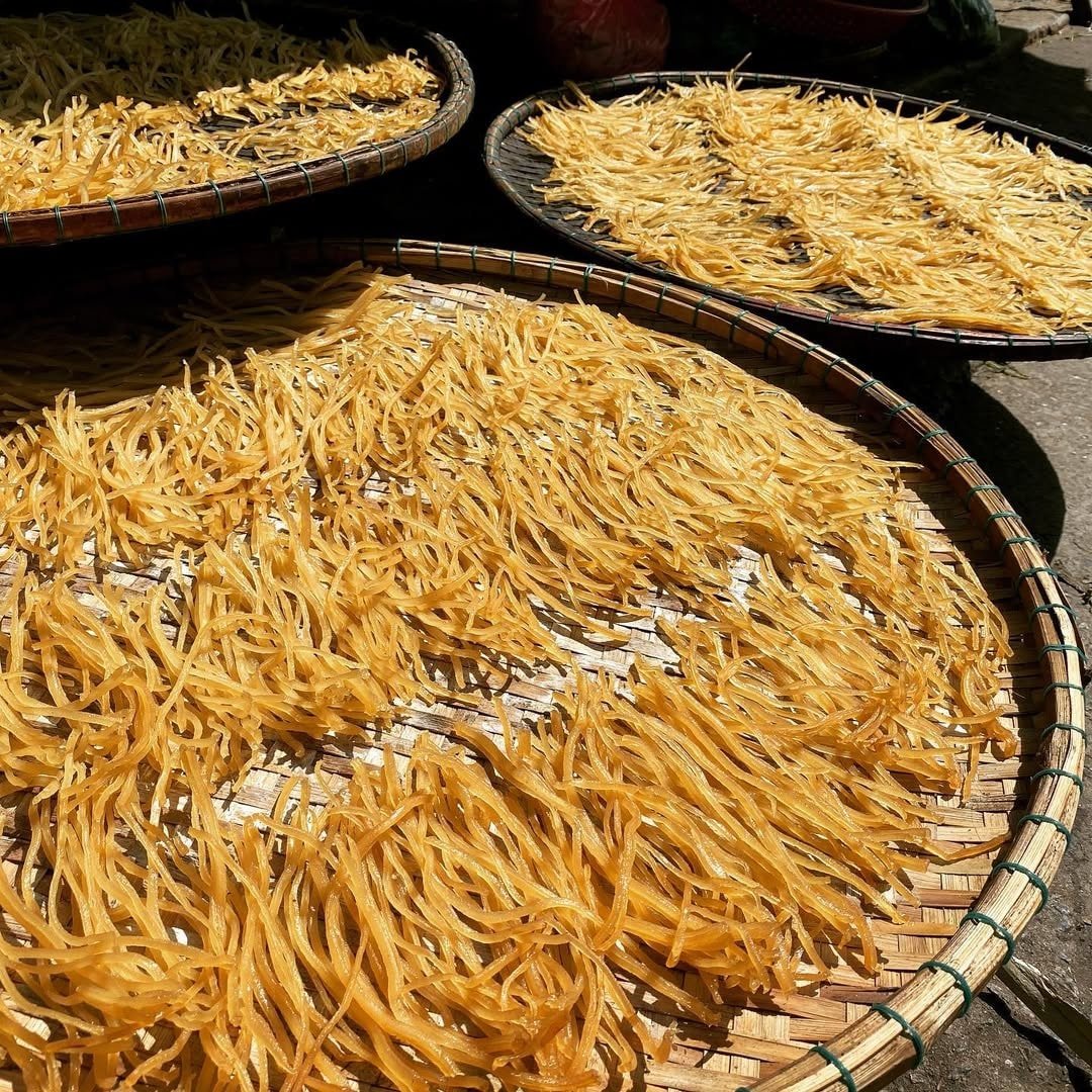 គុយទាវ Cao Lau មានពណ៌លឿងធម្មជាតិ និងភាពស្វិតស្វាញ។