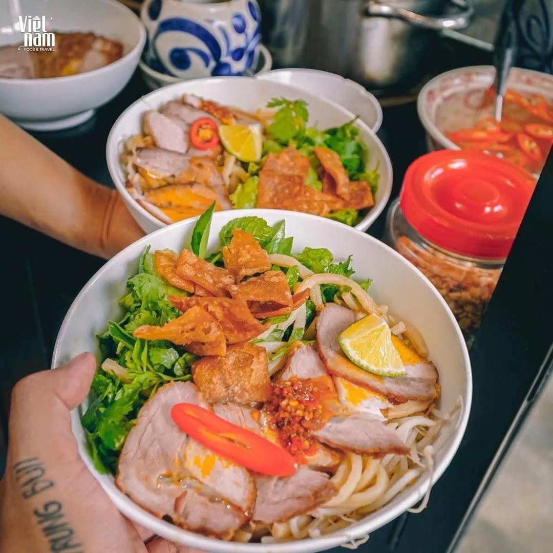 Cao Lau គឺជាមុខម្ហូបពិសេសដែលភ្ញៀវទេសចរណ៍ចូលចិត្តពេលមក Hoi An។