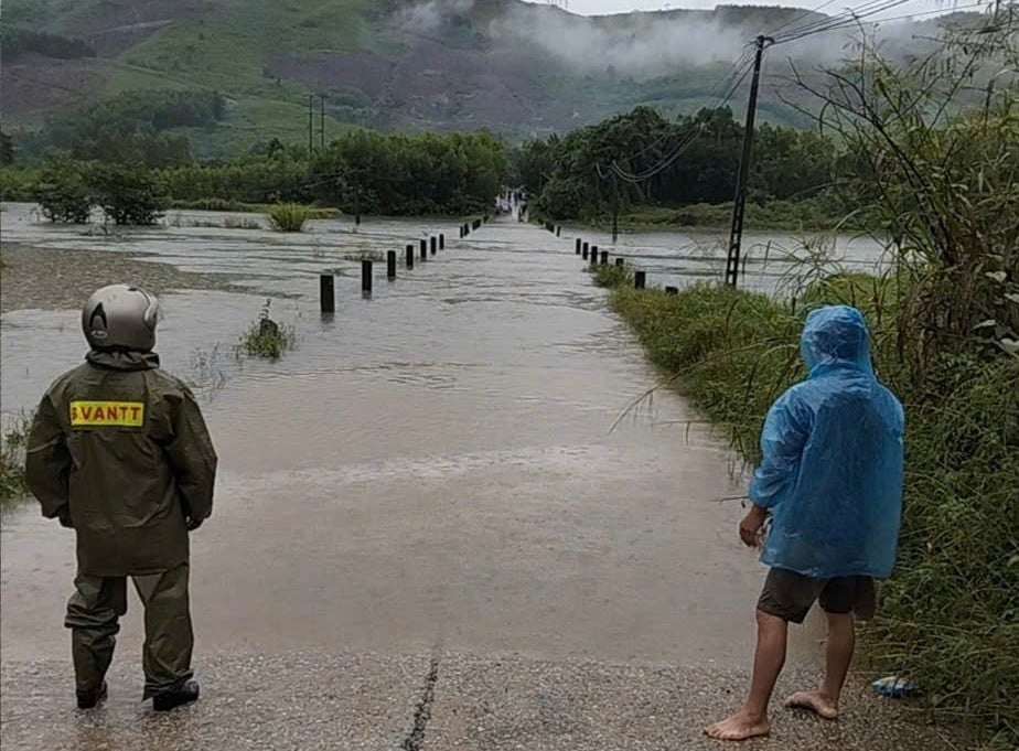 भारी बारिश के कारण कई इलाकों और सड़कों पर पानी भर गया, जिससे लोगों की यात्रा पर गंभीर असर पड़ा।