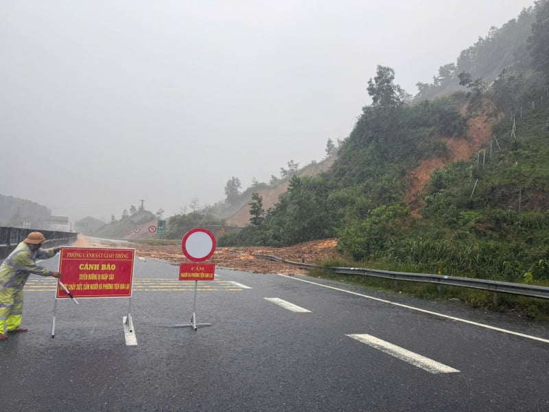 Tanah runtuh yang serius di lebuh raya La Son – Tuy Loan: Trafik lumpuh, potensi risiko keselamatan -0