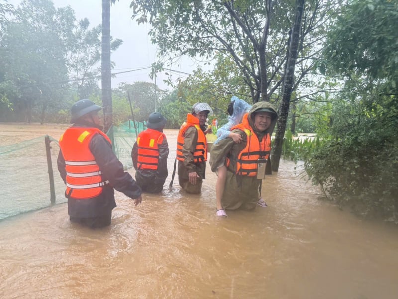 Tanah runtuh yang serius di lebuh raya La Son – Tuy Loan: Trafik lumpuh, potensi risiko keselamatan -0