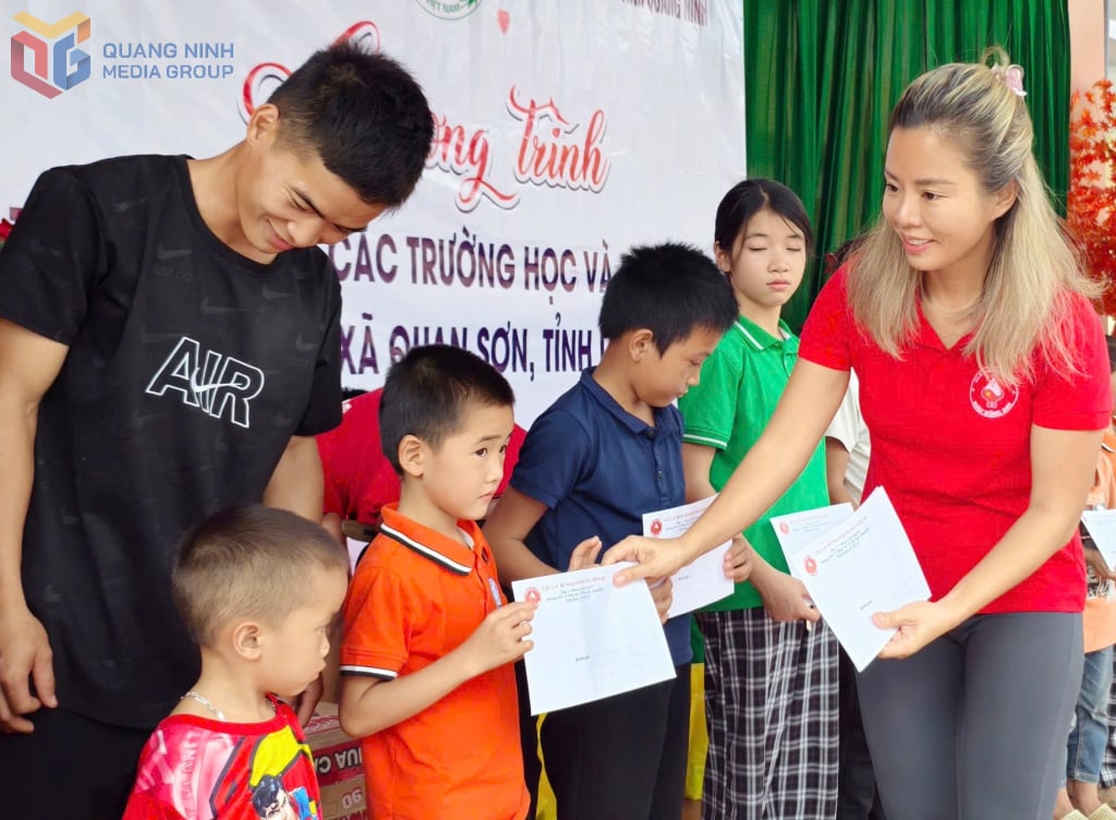 ប្រធានក្លឹបធនាគារឈាម 24 ម៉ោង លោកស្រី Ngo Thi Lien បានបង្ហាញការគាំទ្រដល់សិស្សានុសិស្សជួបការលំបាកដែលរងផលប៉ះពាល់ដោយព្យុះ និងទឹកជំនន់នៅឃុំ Quan Son (ខេត្ត Lang Son) ក្នុងខែតុលា ឆ្នាំ 2025។