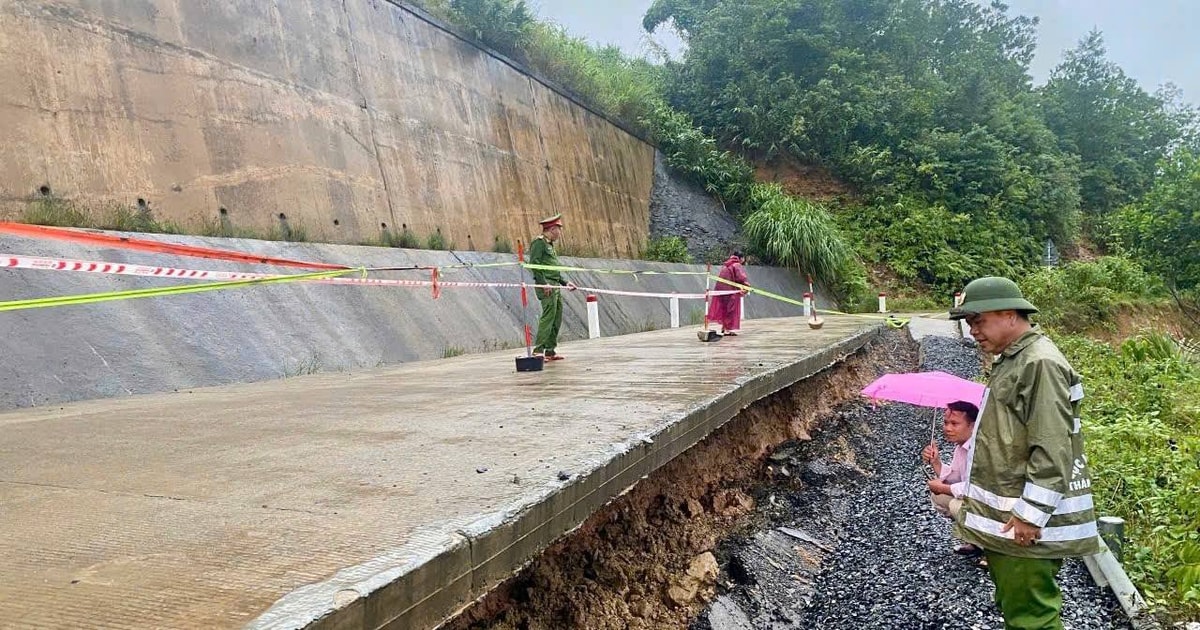 Công an thành phố Đà Nẵng nỗ lực vượt qua khó khăn, hỗ trợ người dân trong mưa lũ