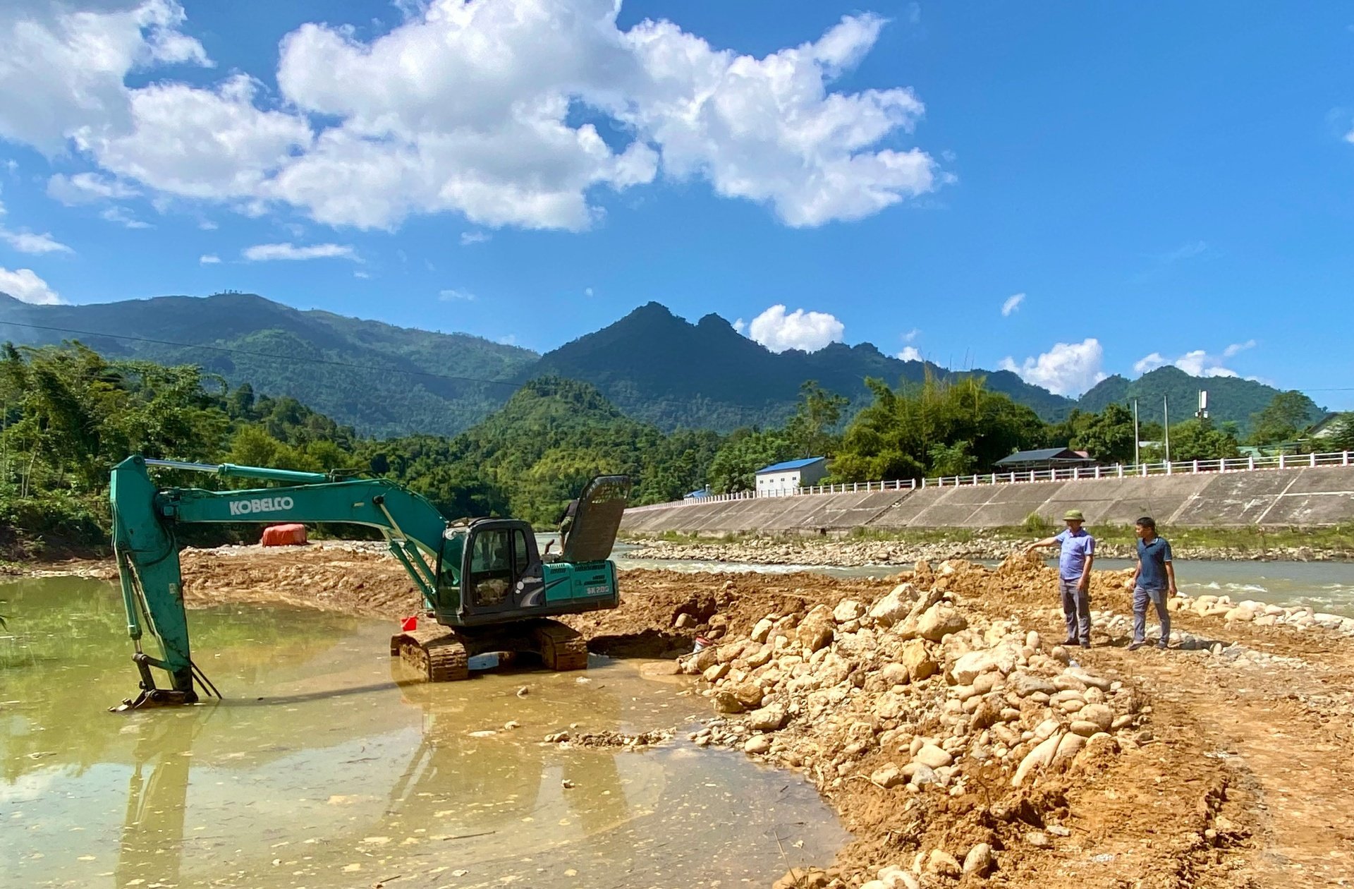 Hoang Lien Construction Consulting Company Limited (Tan Uyen District) Nam So stream ebankment (Phong Tho commune) کی تعمیر کے لیے ایک اضافی پروجیکٹ بنا رہا ہے۔ Công ty TNHH Tư vấn Xây dựng Hoàng Liên (huyện Tân Uyên) đang thi công hạng mục bổ sung tuyến kè suối Nậm So (xã Phong Thổ).