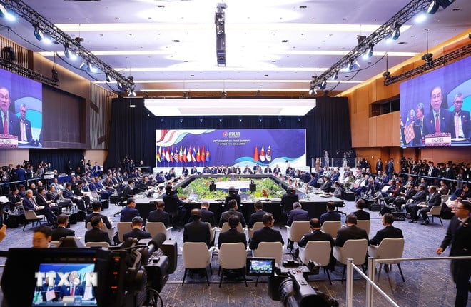 ttxvn-statsminister-pham-minh-chinh-deltager-det-26.-asean-toppmøtet-in-korea-3748.jpg