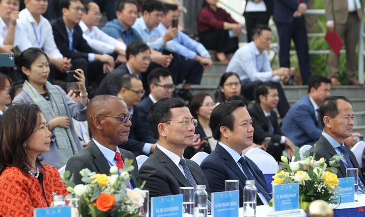 Deschiderea Săptămânii Digitale Internaționale din Vietnam 2025: Promovarea cooperării și a guvernării responsabile a inteligenței artificiale - Fotografia 1. Khai mạc Tuần lễ Số Quốc tế Việt Nam 2025: Thúc đẩy hợp tác và quản trị AI có trách nhiệm- Ảnh 1.