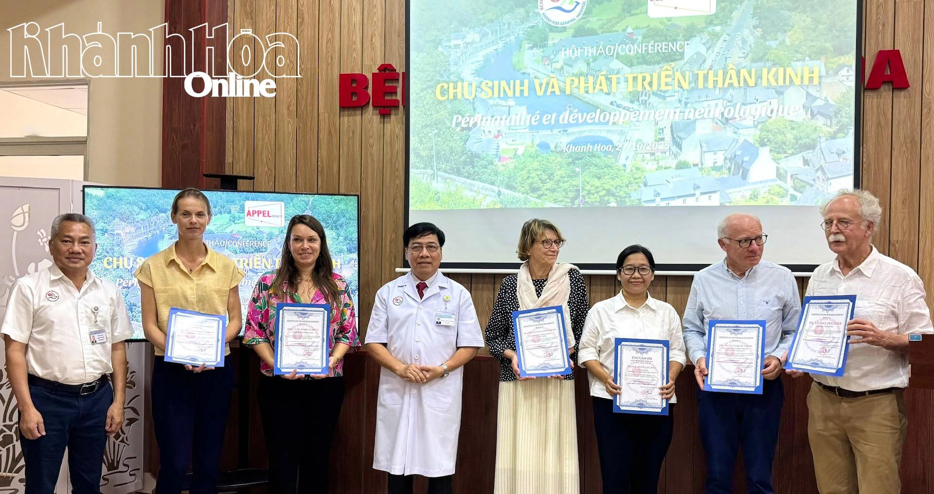 Ledarna för Khanh Hoa General Hospital överlämnade en tackplakett till medlemmarna i det franska expertteamet.