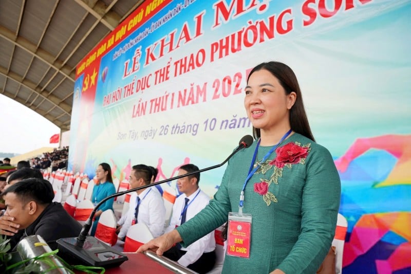 Biträdande sekreterare för partikommittén, ordförande för Son Tay Wards folkkommitté, Nguyen Thi Thu Huong, talar. (Foto: T.L) Phó Bí thư Đảng ủy, Chủ tịch UBND phường Sơn Tây Nguyễn Thị Thu Hương phát biểu. (Ảnh: T.L)