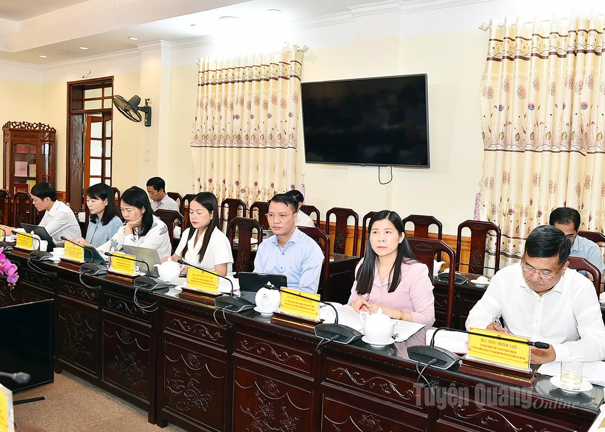 Standing members of the Provincial People's Council attended the meeting.