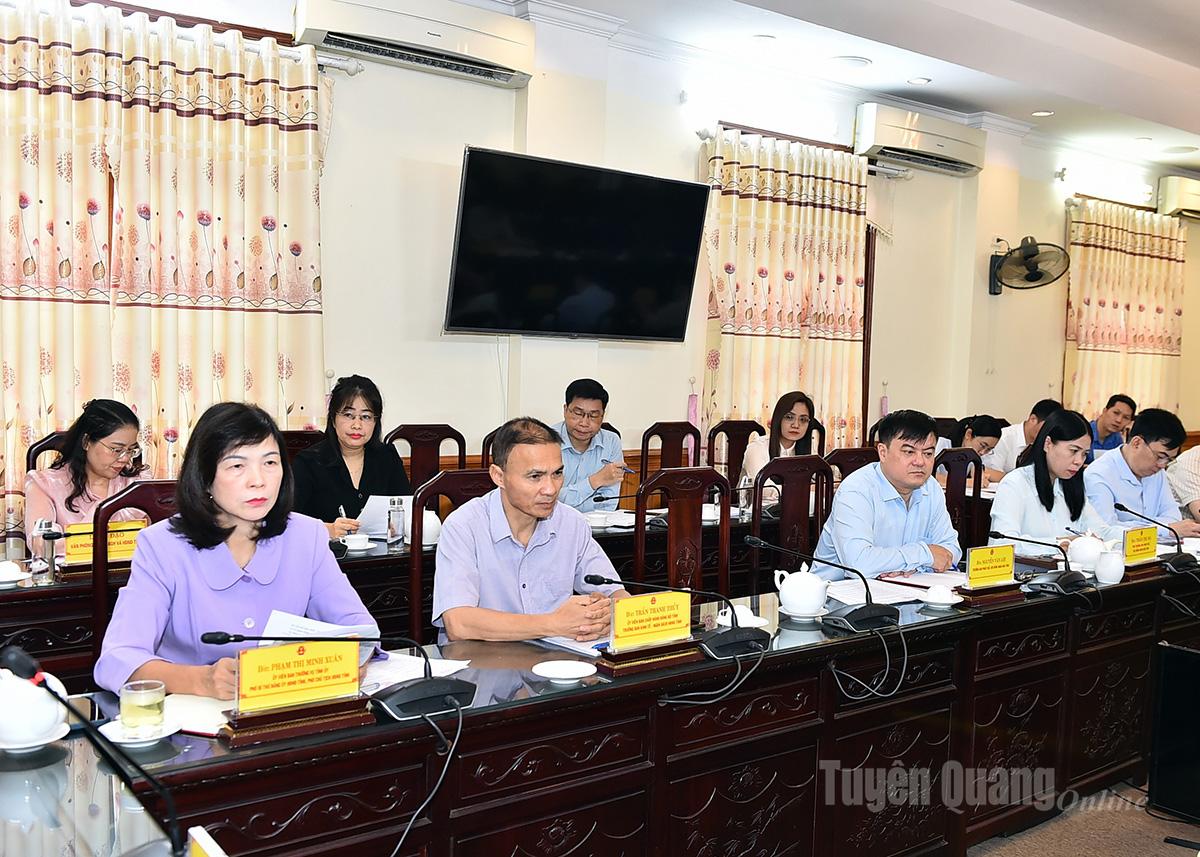 Standing members of the Provincial People's Council attended the meeting.