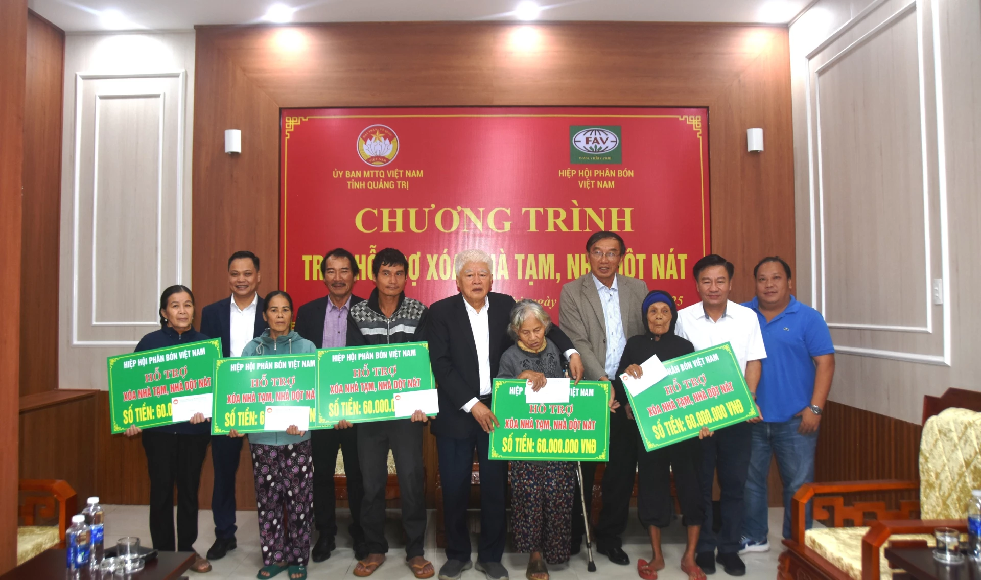 Asosiasi Pupuk Vietnam memberikan dukungan untuk program penghapusan rumah sementara dan bobrok bagi rumah tangga miskin di provinsi Quang Tri - Foto: DV