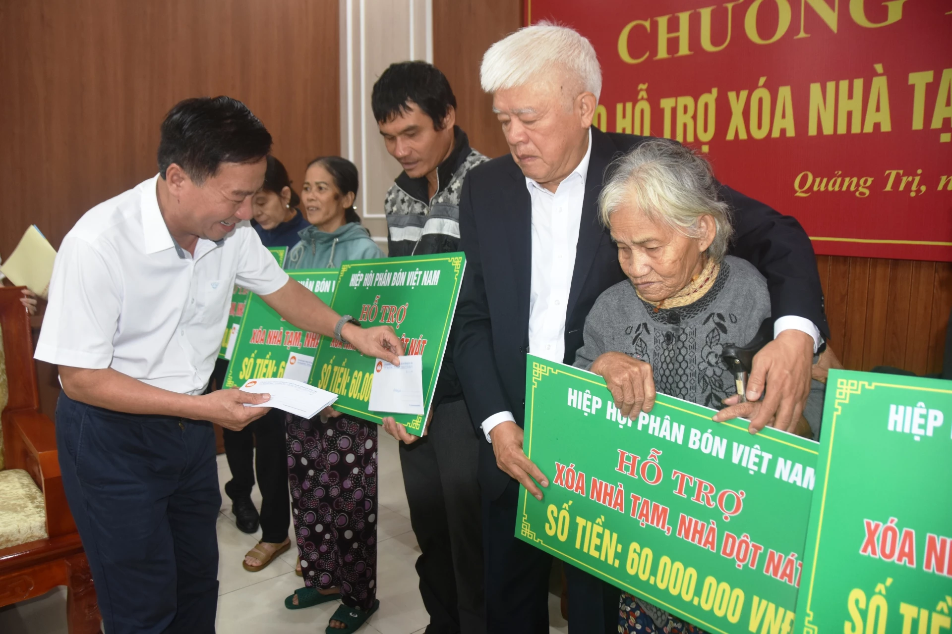Kawan Dao Manh Hung, Wakil Ketua Tetap Komite Provinsi Front Tanah Air Vietnam, memberikan bingkisan kepada keluarga-keluarga - Foto: DV