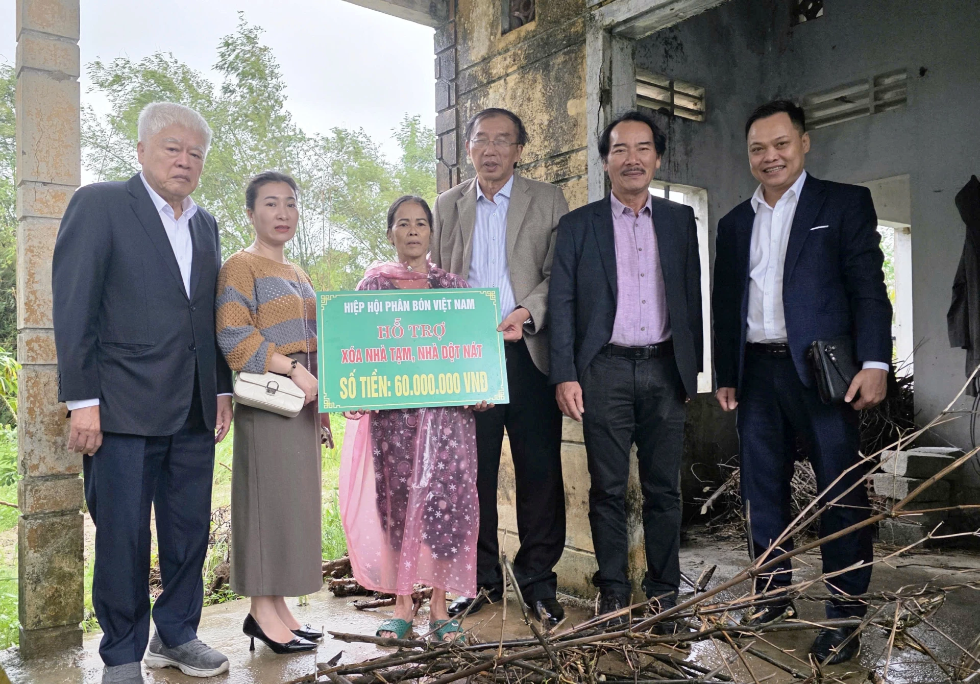 Delegasi Asosiasi Pupuk Vietnam mengunjungi keluarga Ibu Le Thi Thuy di desa Bich La Dong, kecamatan Trieu Phong - Foto: DV