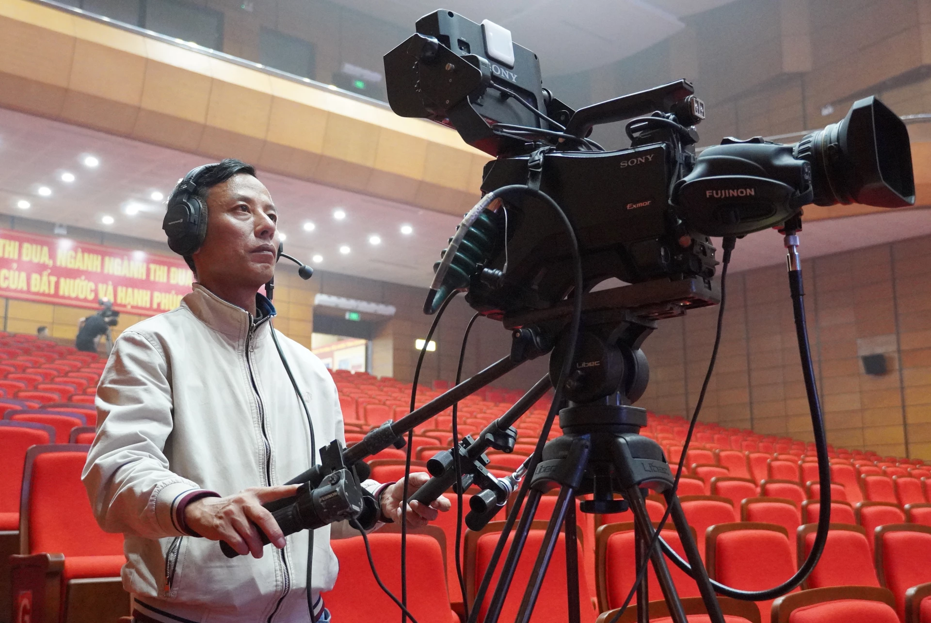 Den första kongressen för den patriotiska emuleringskongressen i Quang Tri-provinsen ägde rum den 28 oktober och sändes live på QTTV samt interagerade på digitala plattformar för Quang Tri-tidningen samt radio och TV.