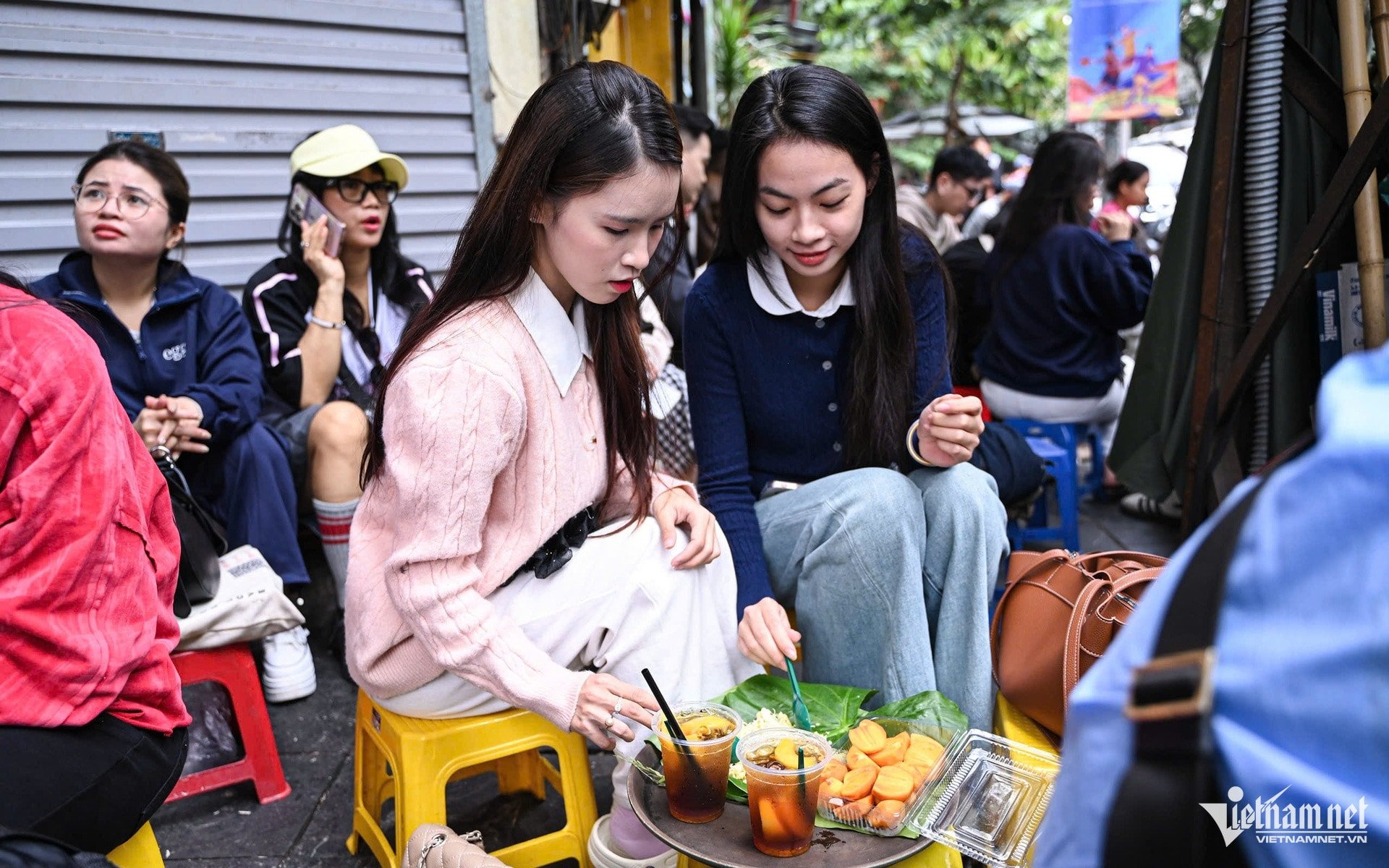 Hong Thao y sus amigos disfrutan de un desayuno con el típico sabor otoñal de Hanoi.