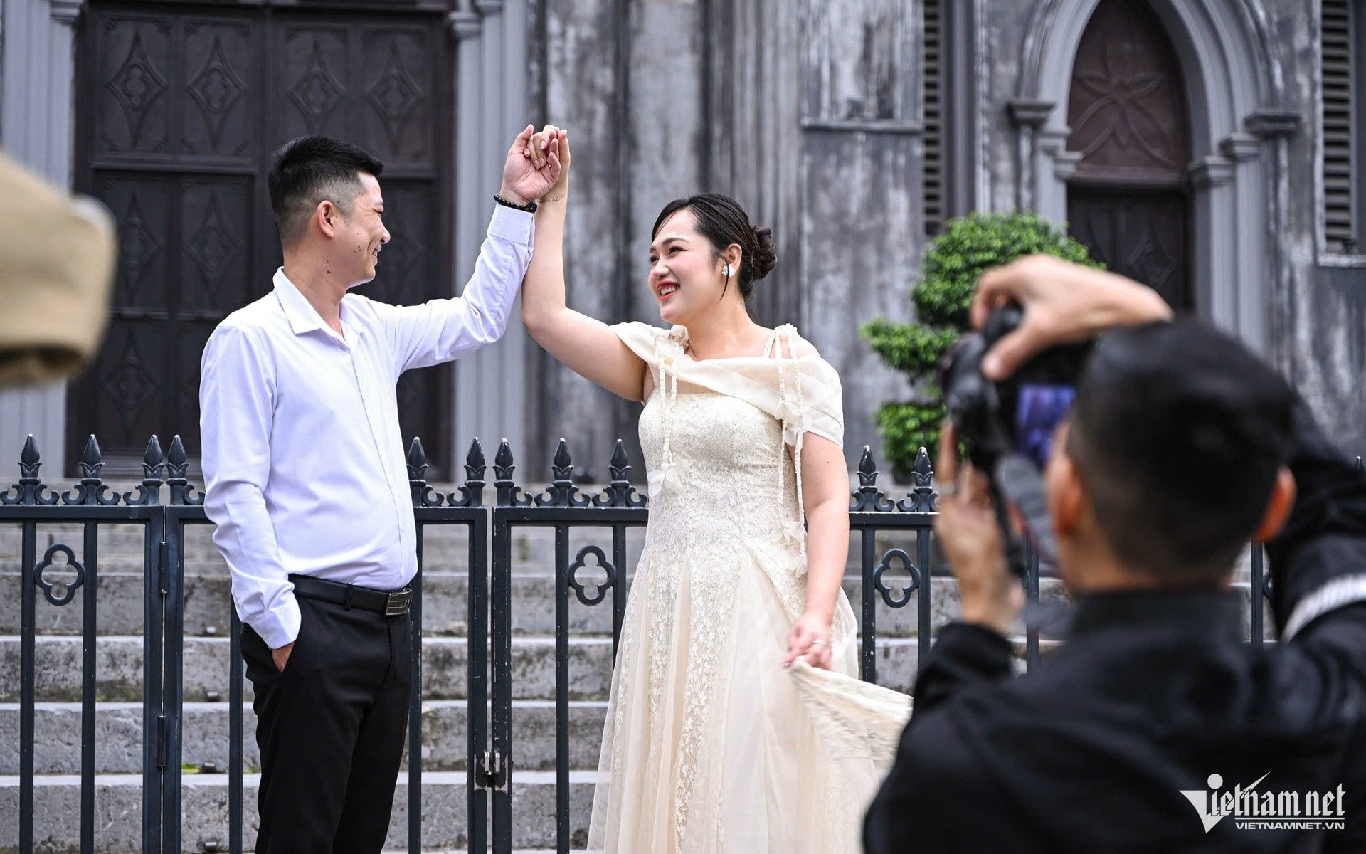 Una pareja de turistas de Dong Nai tomó fotos de boda en la Catedral.
