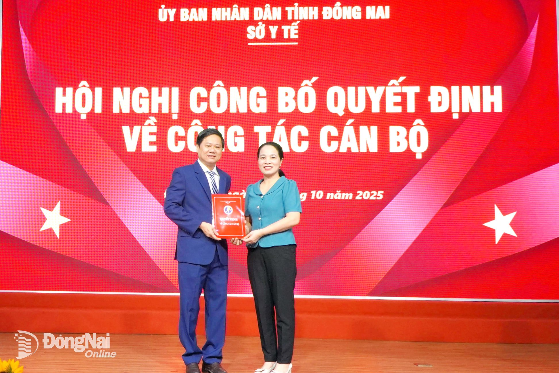 Chefen för Dong Nais hälsodepartement, Do Thi Nguyen, presenterar beslutet för specialistläkaren II Nguyen Tuong Quang. Foto: Q.T.